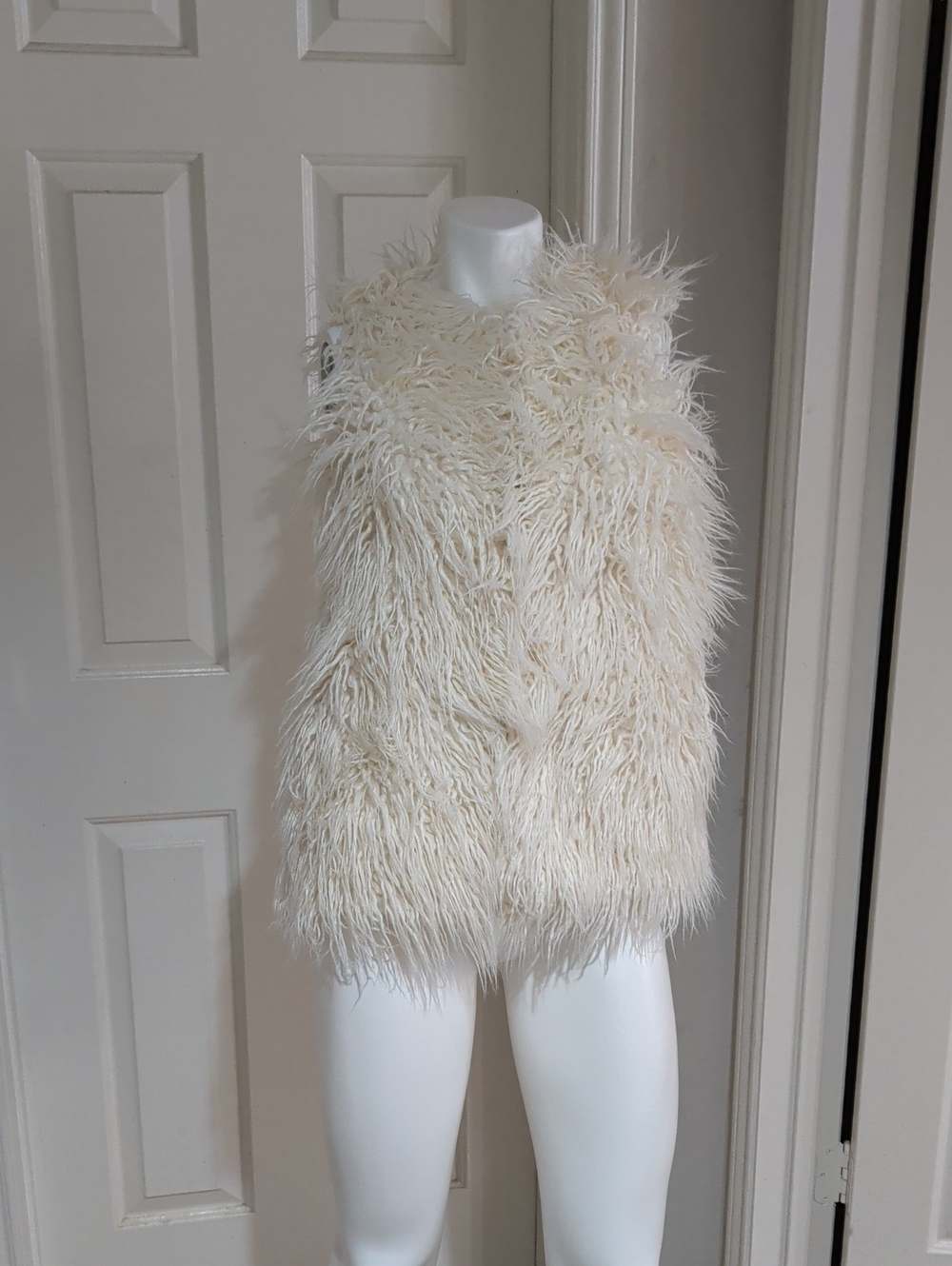 Mossimo Supply Co. Cream Faux Fur Sleeveless Vest Women's XS US